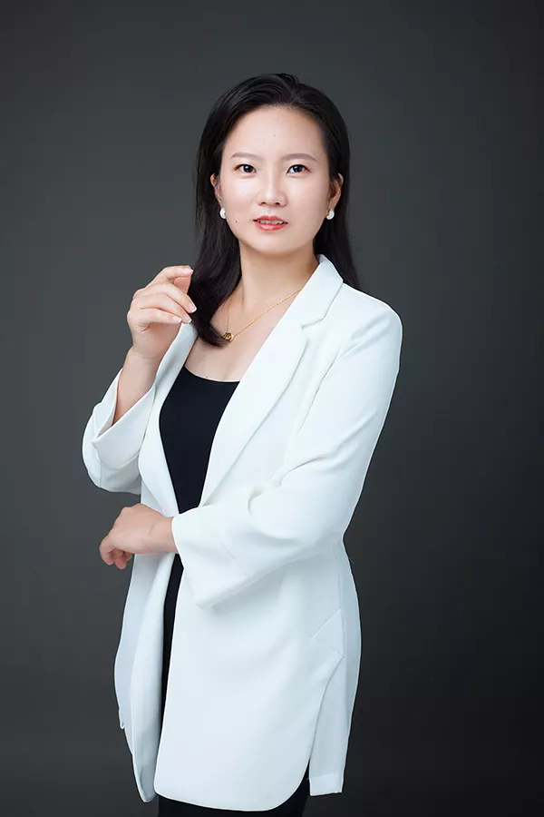 鄢玲